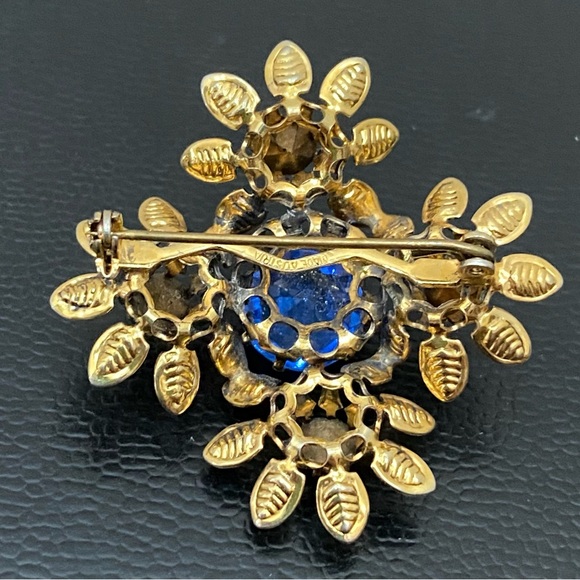 Vintage Austrian Crystal Ornate Gold Tone Filigree Blue Crystal Brooch 6.5g - Picture 13 of 15